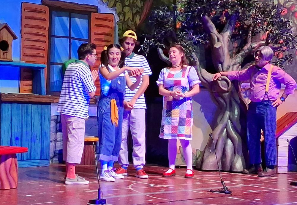 Öğrenciler “Bir Bilmecem Var Çocuklar” Tiyatro gösterisini izledi