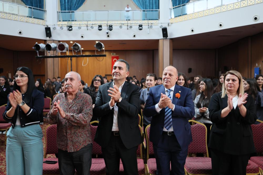 YÜREĞİR’DE GENÇLER “PEMBE ASLINDA SİYAHTIR” OYUNUNDA BULUŞTU