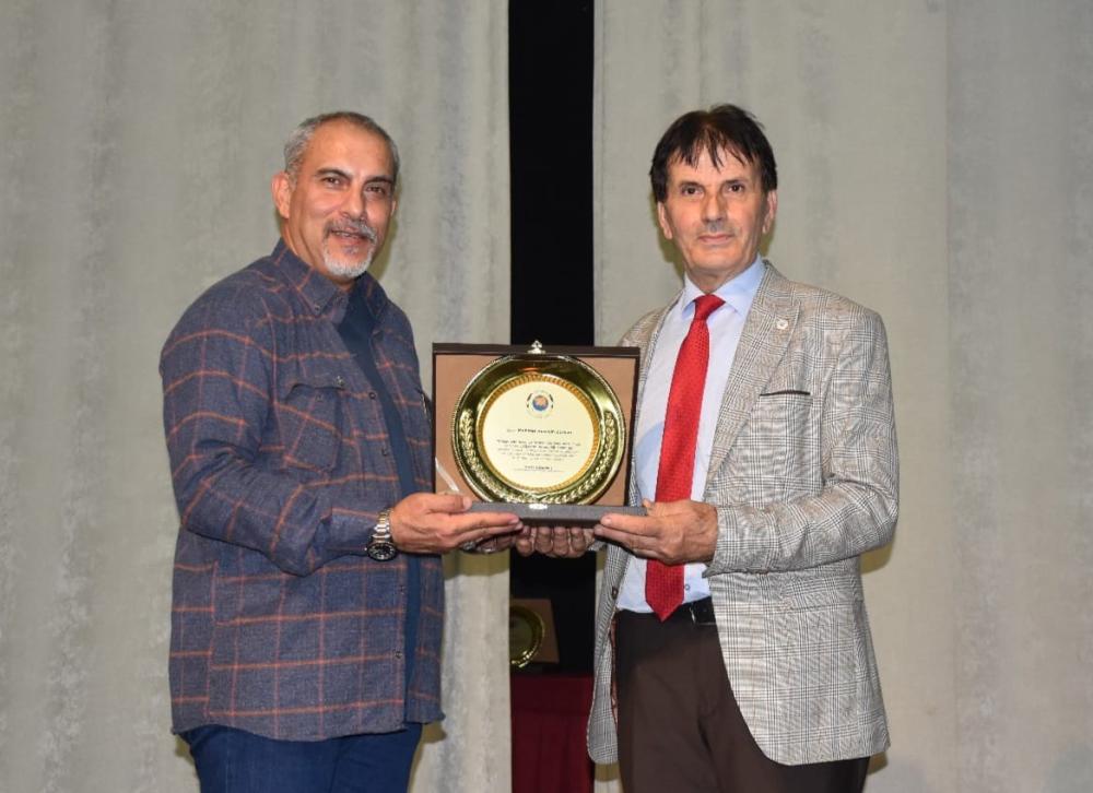 MESLEKİ ONURA BÜYÜK TAÇ: HÜSEYİN ZORKUN’A YILIN BAŞARILI GAZETECİSİ ÖDÜLÜ!