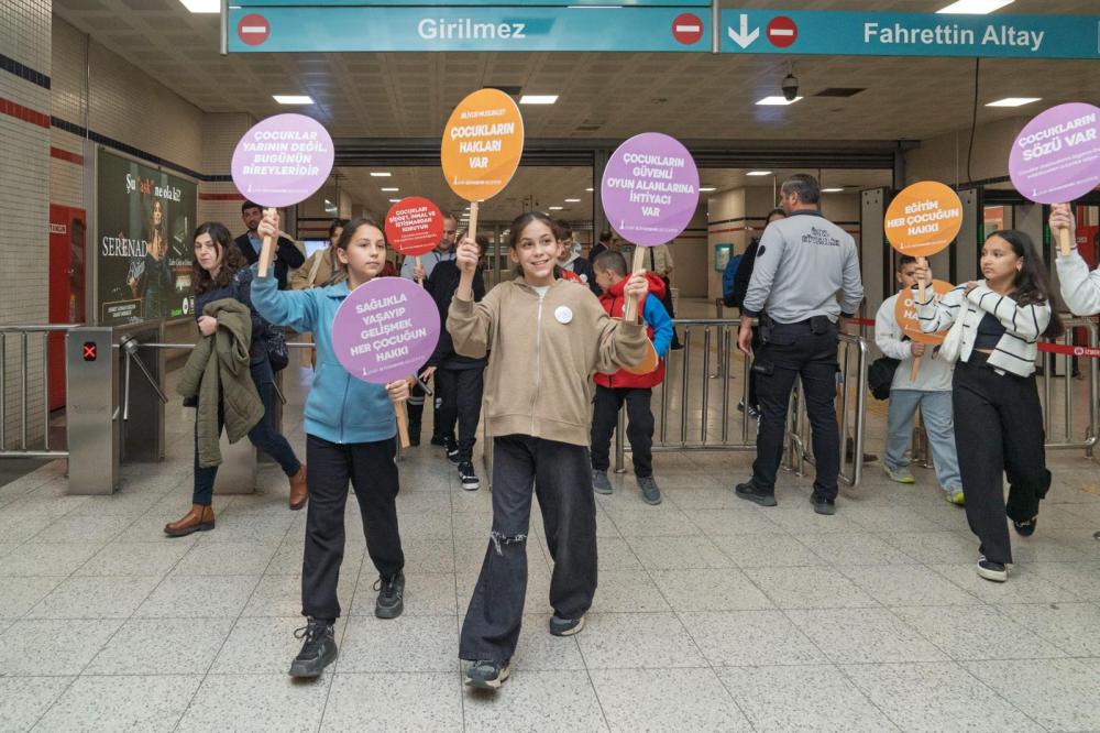 İZMİR’DE ÇOCUKLAR HAKLARINI TOPLU TAŞIMA HATLARINDA DUYURDU
