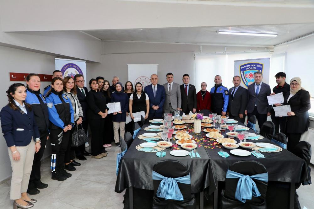 VALİ EROL, ÇOGEP KAPSAMINDAKİ AŞÇI YARDIMCILIĞI KURSU TANITIM PROGRAMINA KATILDI