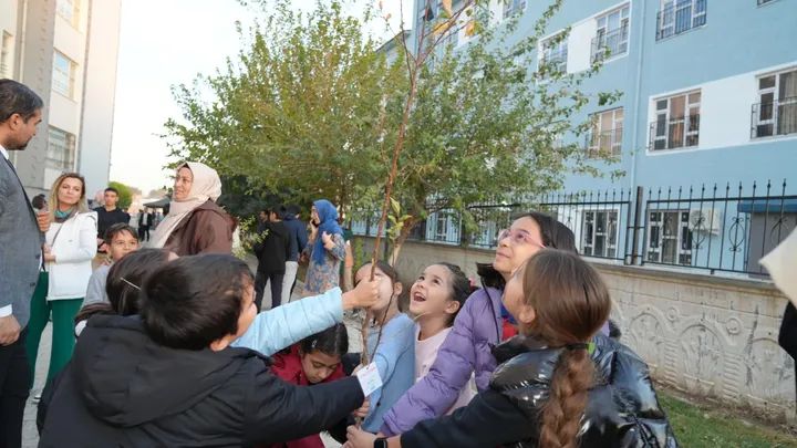 ADIYAMAN BİLSEM’DE ŞEHİTLER İÇİN FİDANLAR DİKİLDİ