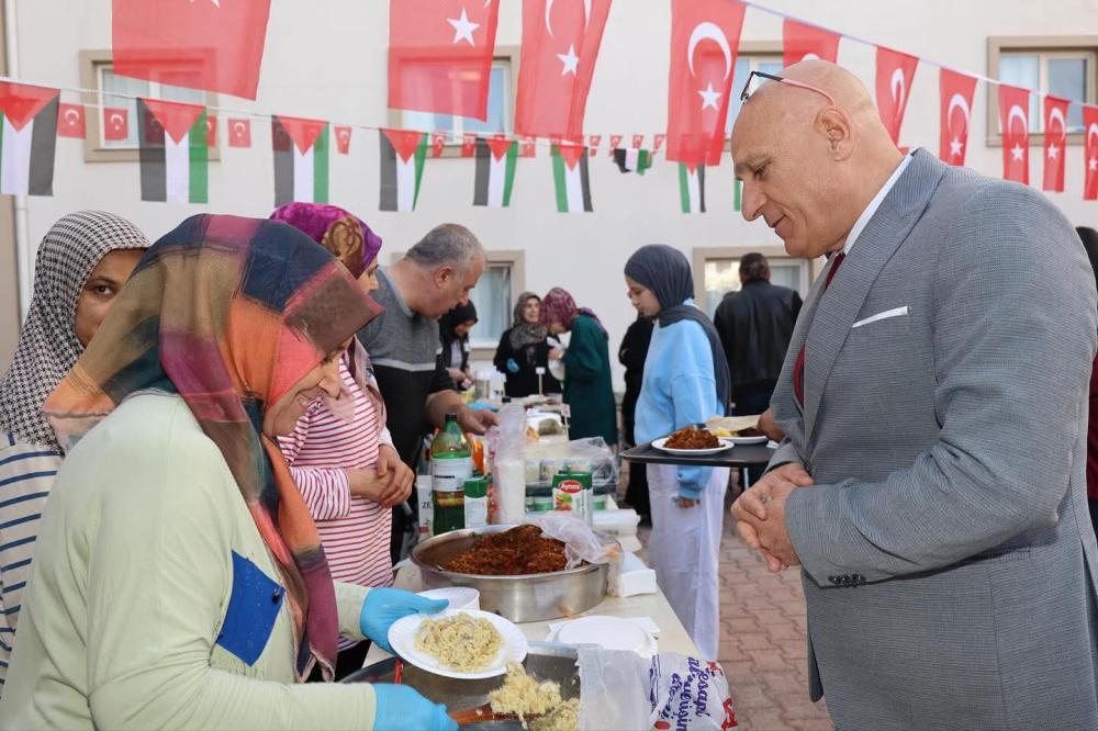 ADIYAMAN’DAKİ KIZ YURDUNDAN GAZZE İÇİN HAYIR ÇARŞISI