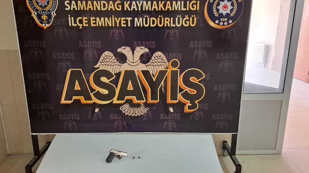 SAMANDAĞ YENİ ÇEVRE YOLU’NDA SİLAHLI ŞAHIS ALARMI: 100 KAMERA İNCELENDİ, KURU SIKIDAN BOZMA SİLAH ELE GEÇİRİLDİ