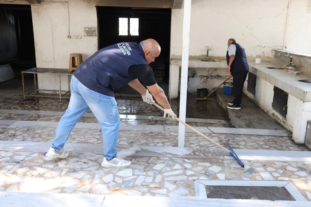 HBB’DEN TÜRBELERDE BAYRAM SONRASI TEMİZLİK