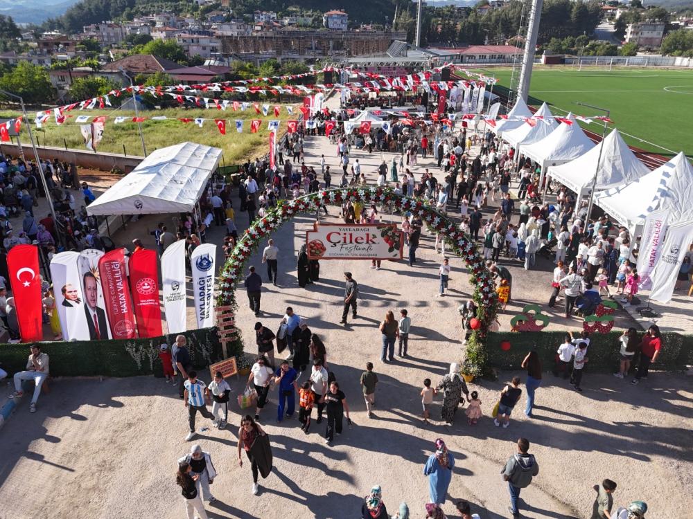 BAŞKAN ÖNTÜRK, YAYLADAĞI ÇİLEK FESTİVALİ’NDE ÜRETİCİLERLE BULUŞTU