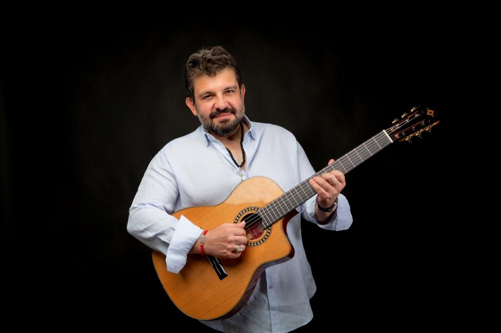 MUSTAFA AKAY'A AMERİKA TURNESİNDE DÜNYACA ÜNLÜ MÜZİSYENLER EŞLİK ETTİ