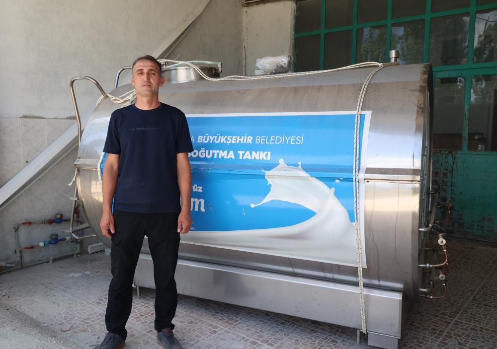 Büyükşehir’in üreticilere ekipman destekleri sürüyor Kaş Sütleğen Mahallesi’ne 4 tonluk süt soğutma tankı