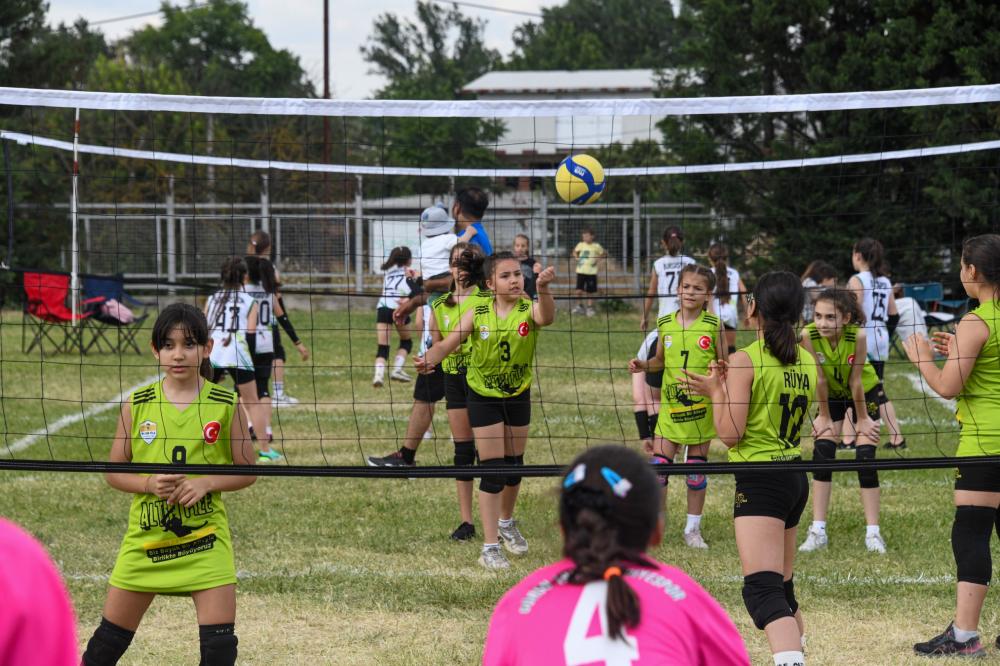   Mini Voleybol Şenliği’nde Çocuklar Madalyalarını Aldı