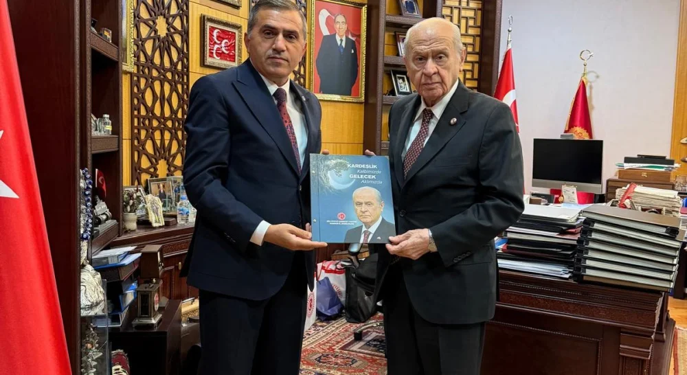 MHP SAMSUN İL BAŞKANI BURHAN MUCUR, MAZBATASINI DEVLET BAHÇELİ’YE TAKDİM ETTİ