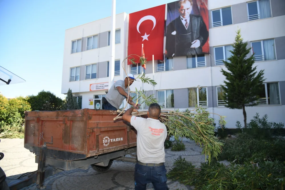 YUNUSEMRE’DE OKULLAR YENİ EĞİTİM YILINA HAZIRLANIYOR