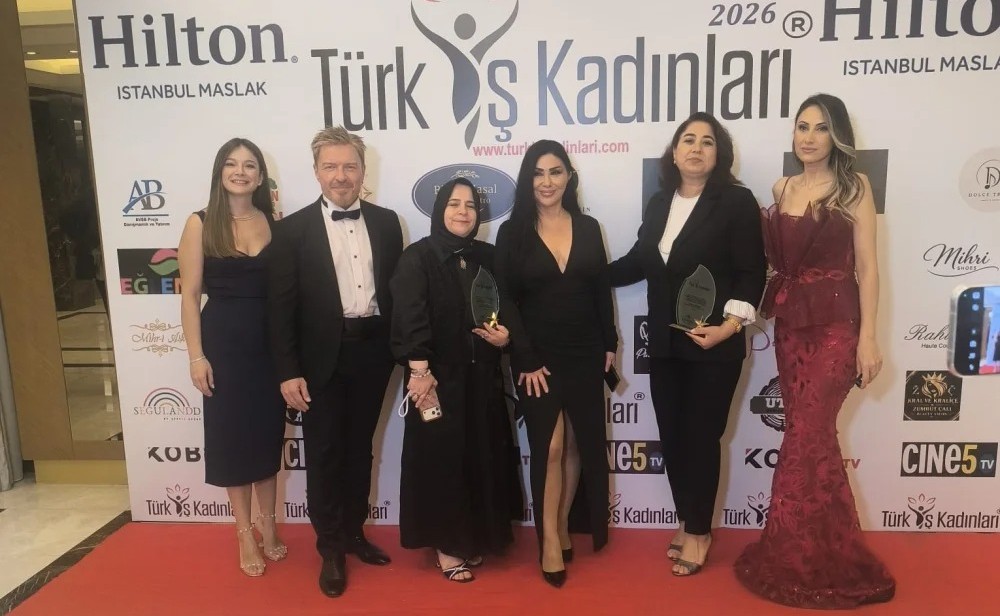 Türk İş Kadınları Ödül Gecesi'nde Zerafet ve Şıklık Yarışı!