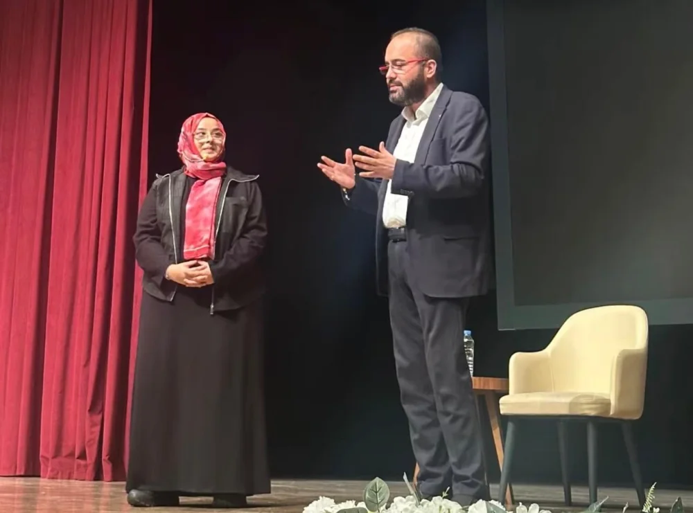 “BEYAZ KOMİK” PENDİK’TE SAHNEYE DAMGA VURDU: KAHKAHA VE DUYGU BİR ARADA”