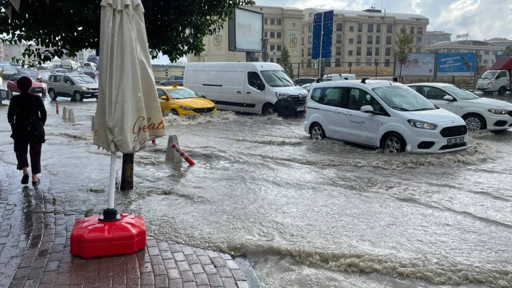 İstanbul’da sağanak yağış hayatı olumsuz etkiledi