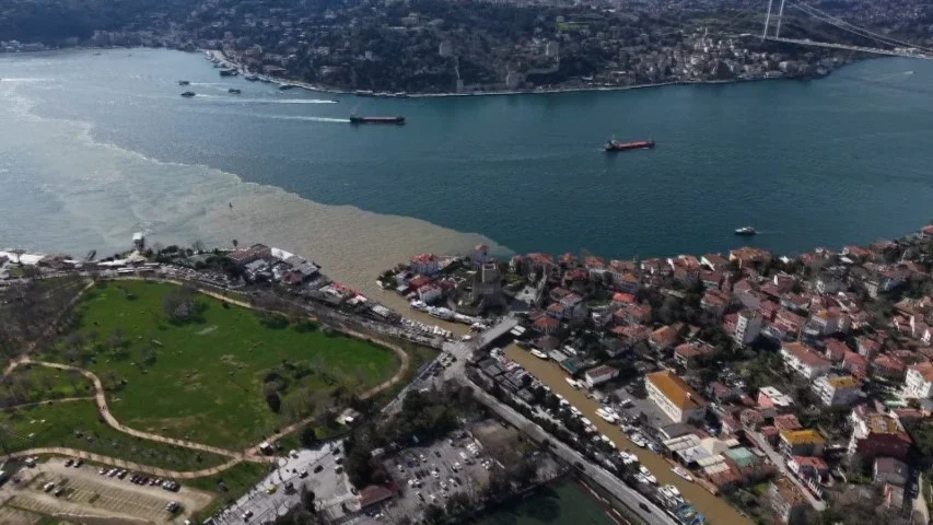 İSTANBUL BOĞAZI KAHVERENGİ OLDU