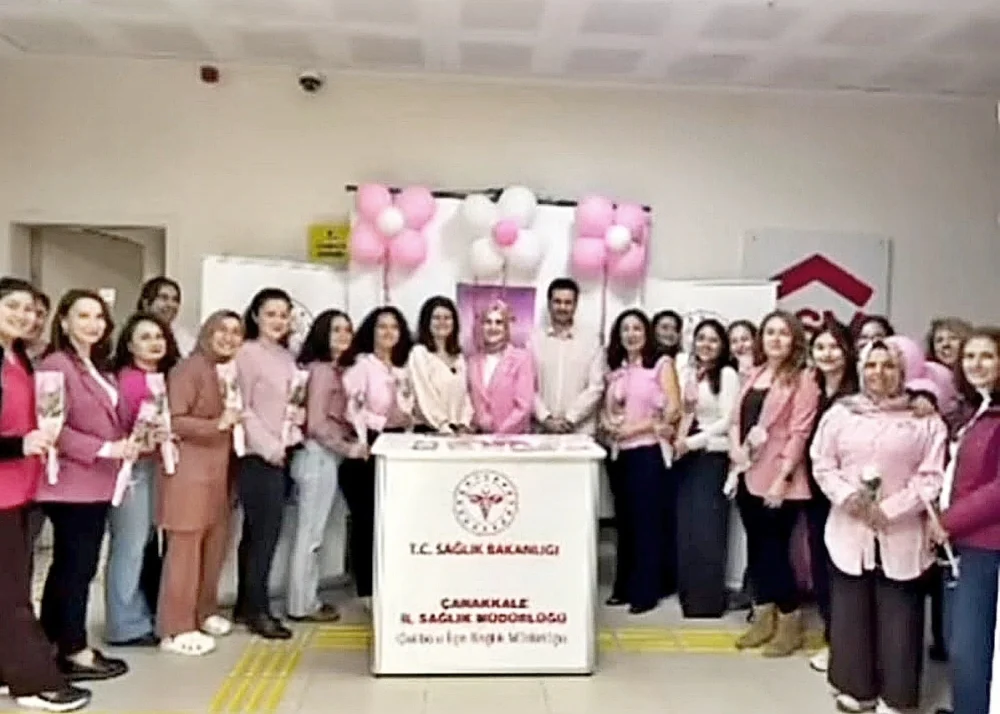 GELİBOLU’DA MEME KANSERİ FARKINDALIĞI İÇİN PEMBE GİYİNDİLER