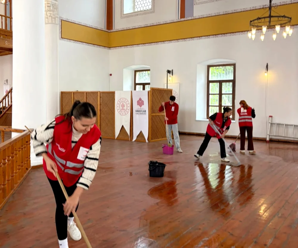 GELİBOLU’DA ÜNİVERSİTELİ GENÇLERDEN TARİHÎ MEVLEVİHANE’YE GÖNÜLLÜ DESTEK