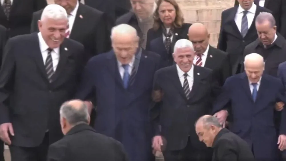 Bahçeli ve Dervişoğlu’ndan Anıtkabir de samimi görüntü