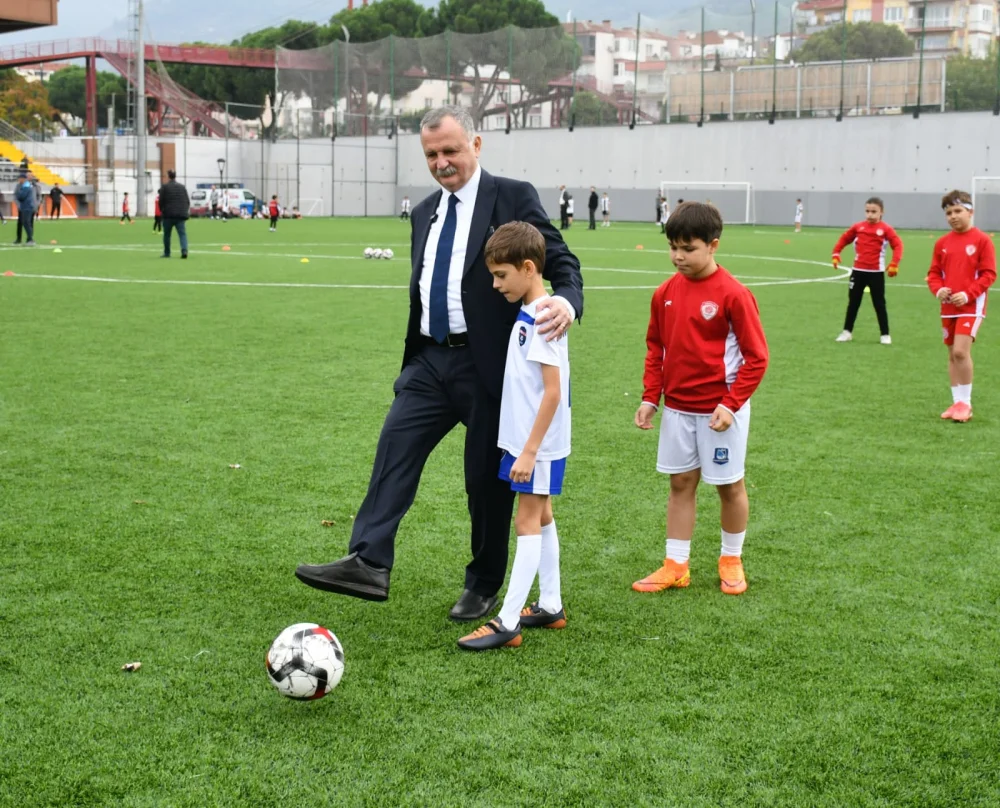 YUNUSEMRE'DE 29 EKİM COŞKUSU FUTBOLLA TAÇLANDI