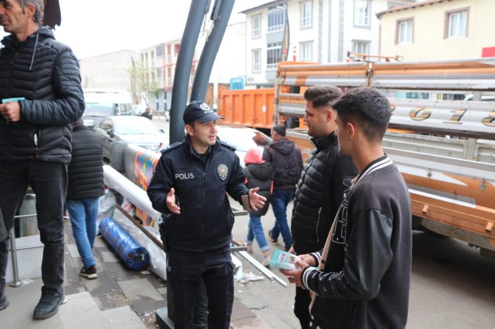 Bingöl’ün Karlıova ilçesinde Polis Vatandaşa Eğitim Vermek İçin Kapı Kapı Yürüyor